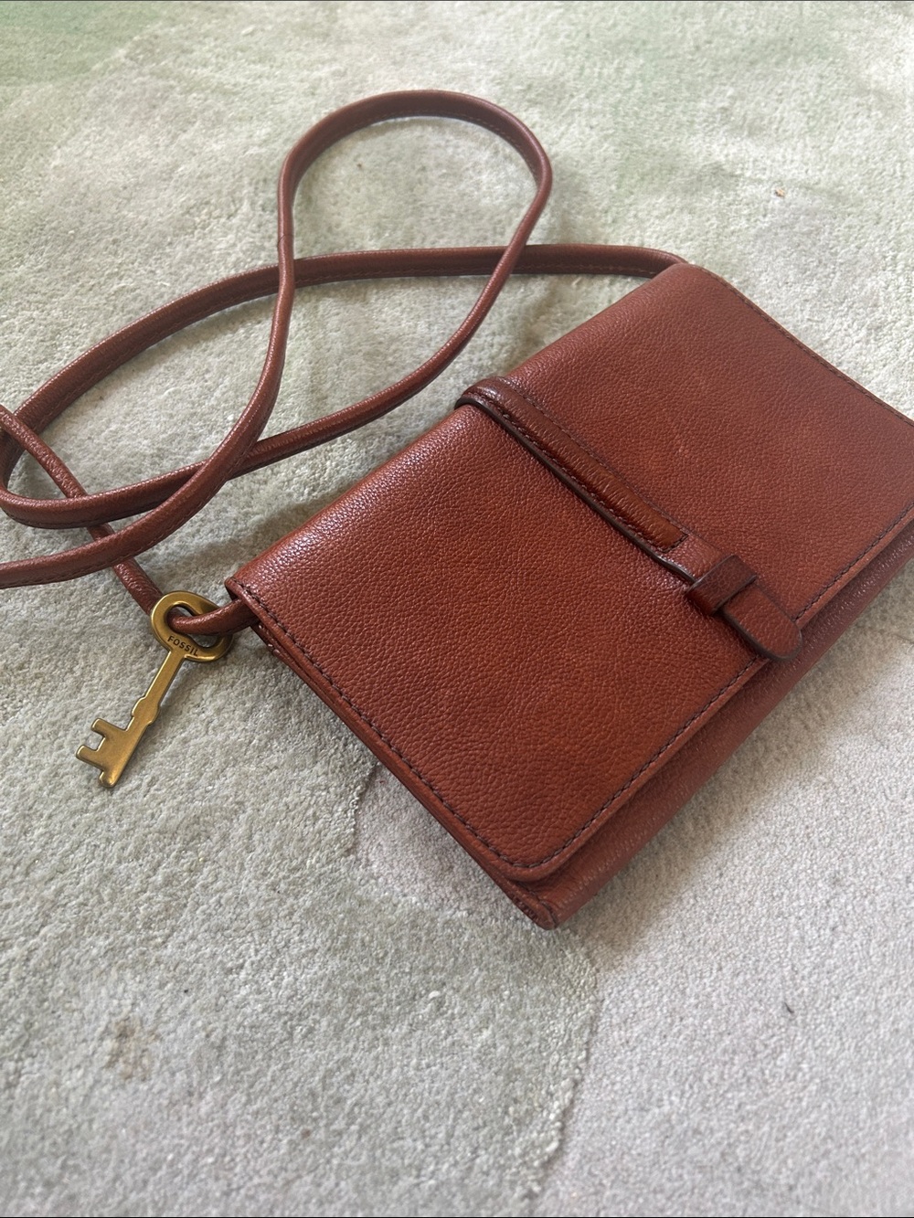 Fossil Chestnut Brown Pebbled Leather Crossbody Wallet-Purse with Gold Key Charm